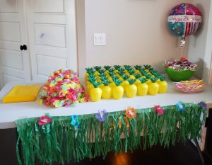 Table with tropical party favors